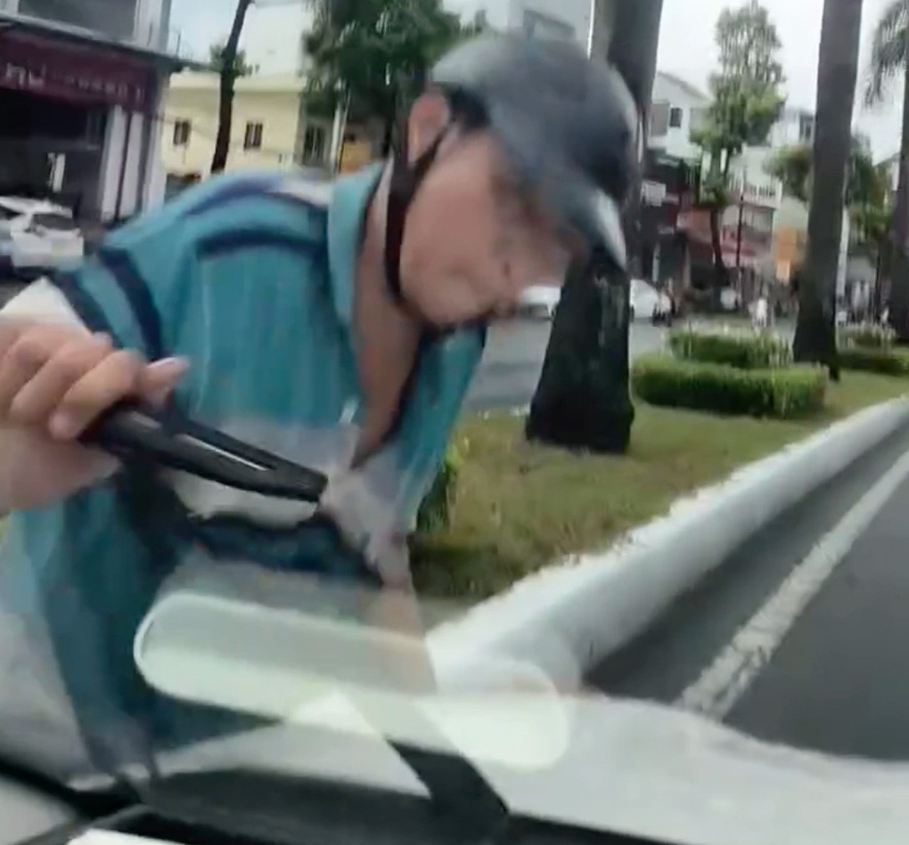 Người đàn ông đi xe máy lấn làn, chửi tục và bẻ cần gạt nước ô tô - 1 Người đàn ông đi xe máy lấn làn, chửi tục và bẻ cần gạt nước ô tô - 1