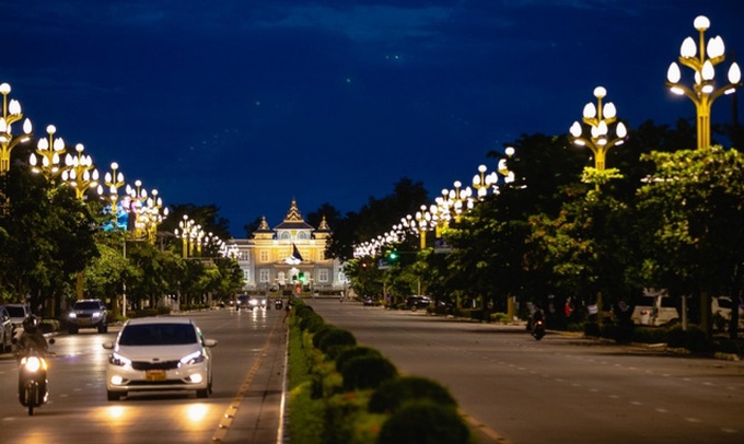 Thủ đô Vientiane tiếp tục áp dụng lệnh giới nghiêm từ 21 giờ đêm đến 5 giờ sáng ngày hôm sau. Ảnh: VOV