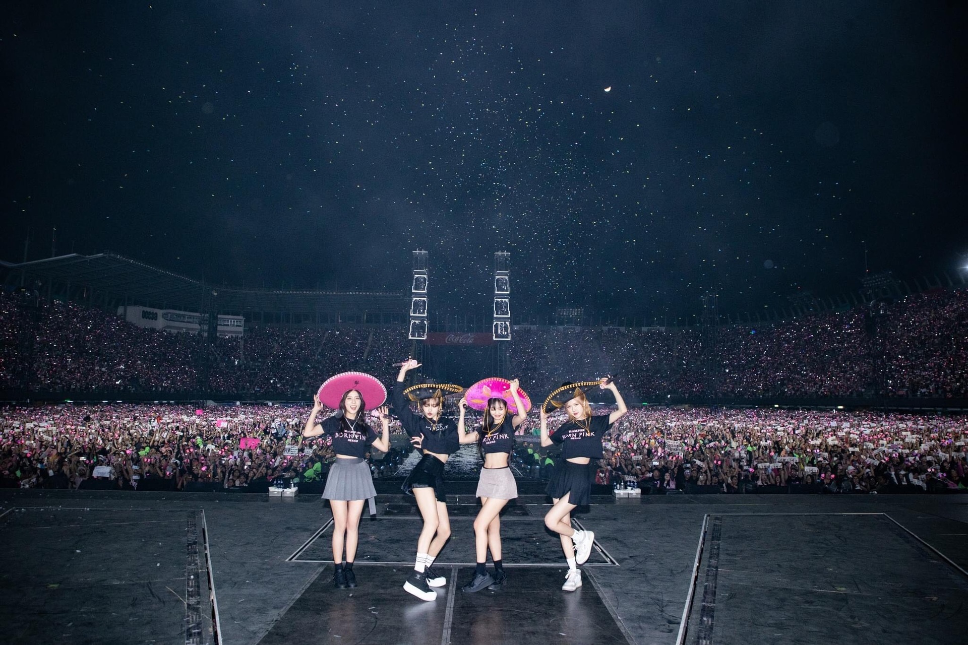 Show diễn Blackpink tại Hà Nội: Không chỉ là chuyện giới trẻ đu idol - 6 Show diễn Blackpink tại Hà Nội: Không chỉ là chuyện giới trẻ đu idol - 6