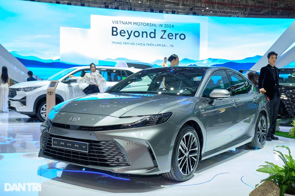 Toyota Camry thêm cá tính với phiên bản Bóng đêm, dễ hút khách trẻ tuổi - 6 Toyota Camry thêm cá tính với phiên bản Bóng đêm, dễ hút khách trẻ tuổi - 6