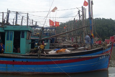 Nghệ An kêu gọi hơn 4.300 tàu thuyền tránh bão số 4