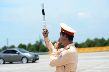 Nắng nóng gay gắt 40 độ, CSGT phải dấp khăn ướt đội đầu để giải nhiệt