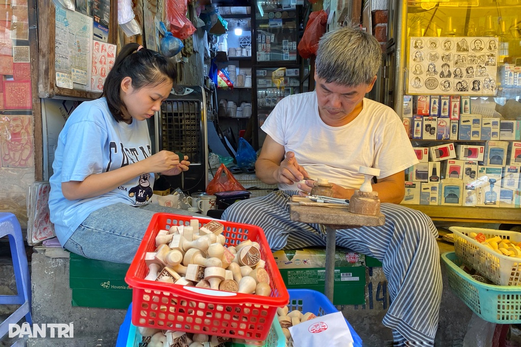 Ông lão 40 năm biến những khúc gỗ vô tri thành báu vật ở phố cổ - 4 Ông lão 40 năm biến những khúc gỗ vô tri thành báu vật ở phố cổ - 4