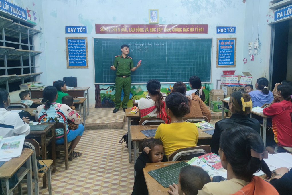Người đàn ông địu con trên lưng cùng cháu đến lớp học - 1 Người đàn ông địu con trên lưng cùng cháu đến lớp học - 1