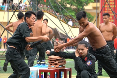 Mãn nhãn với màn biểu diễn khí công điêu luyện của cảnh sát đặc nhiệm
