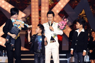 Bằng Kiều cảm ơn vợ con trên sân khấu