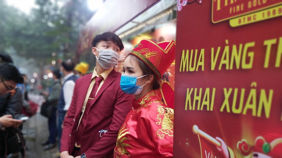 Mua vào, bán ra mất không 1 triệu đồng/lượng: Các cửa hàng vàng thưa thớt ngày vía Thần Tài - 2 Mua vào, bán ra mất không 1 triệu đồng/lượng: Các cửa hàng vàng thưa thớt ngày vía Thần Tài - 2