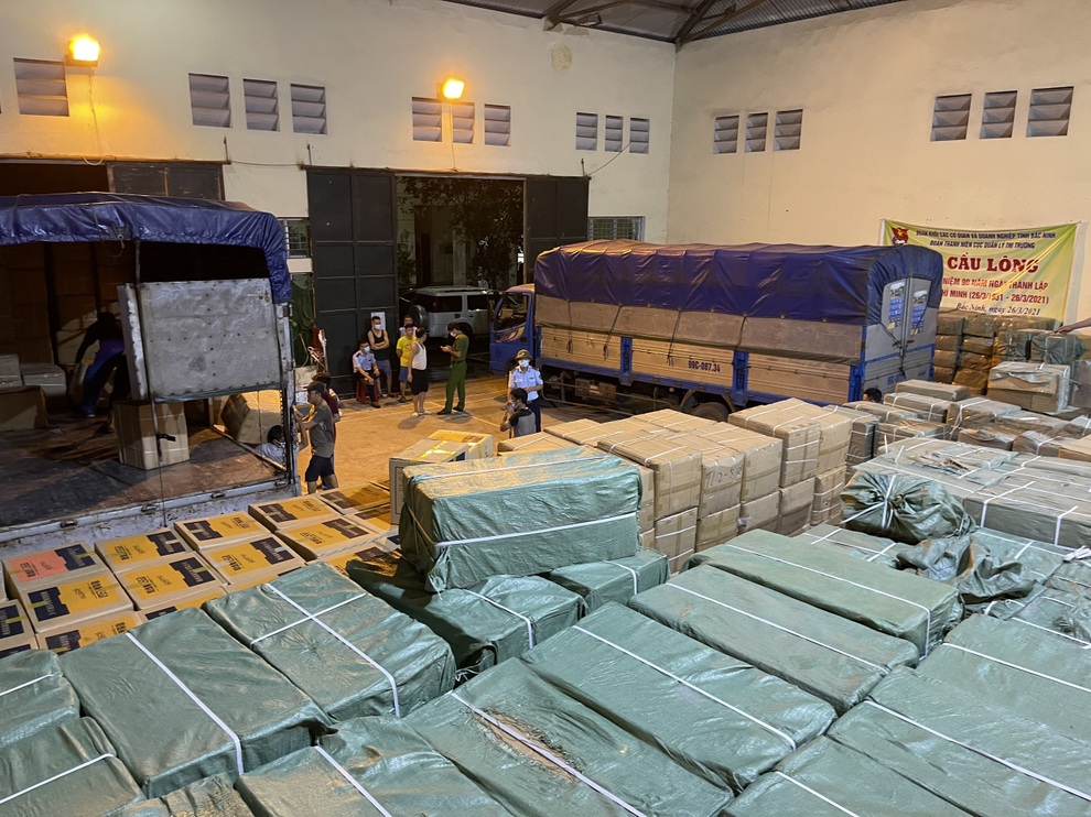 Truy quét kho hàng khủng nghi giả mạo của ông chủ người Trung Quốc - 1 Truy quét kho hàng khủng nghi giả mạo của ông chủ người Trung Quốc - 1