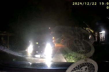 Nữ tài xế rọi đèn pha khiến xe đối diện "mù đường"