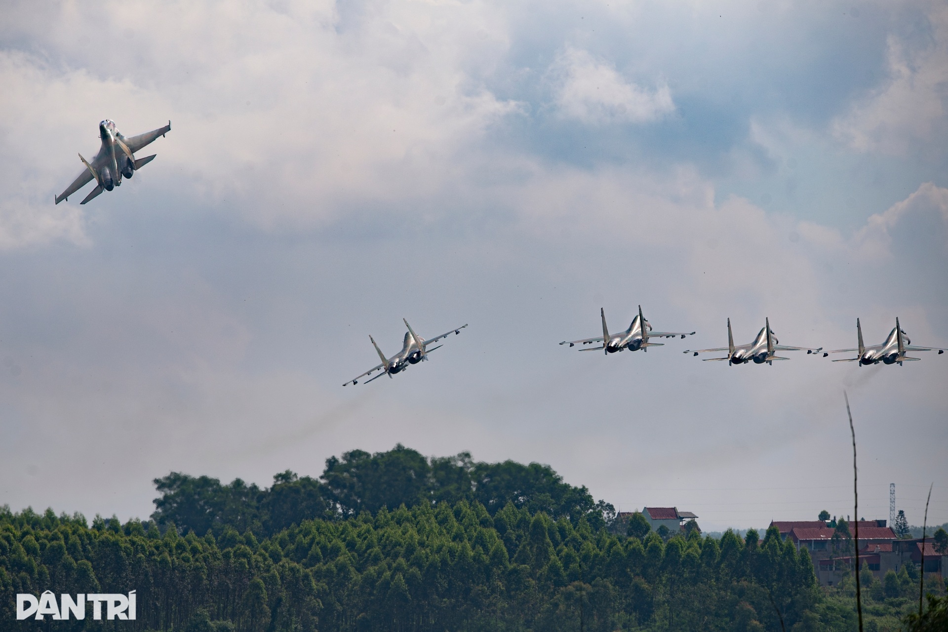 Đội hình mũi tên 5 tiêm kích SU-30MK2 đầy uy lực chuẩn bị cho đại lễ A80 - 9 Đội hình mũi tên 5 tiêm kích SU-30MK2 đầy uy lực chuẩn bị cho đại lễ A80 - 9