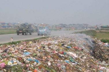 Đốt rác bên đường quốc lộ