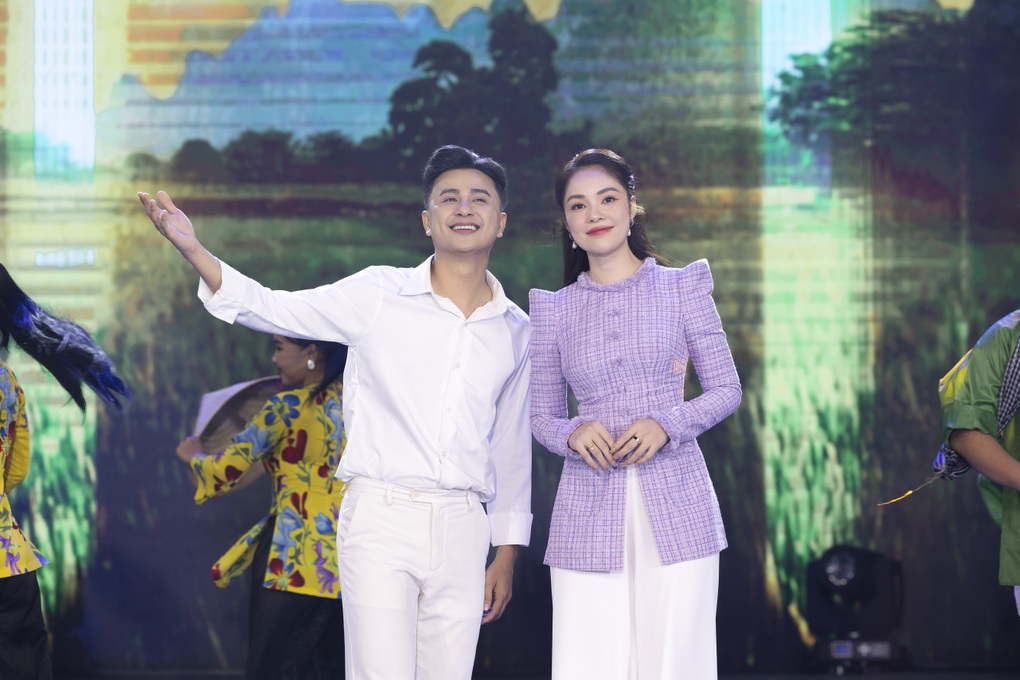 Dương Cẩm Lynh hội ngộ NSND Lệ Thủy, danh ca Giao Linh - 2 Dương Cẩm Lynh hội ngộ NSND Lệ Thủy, danh ca Giao Linh - 2