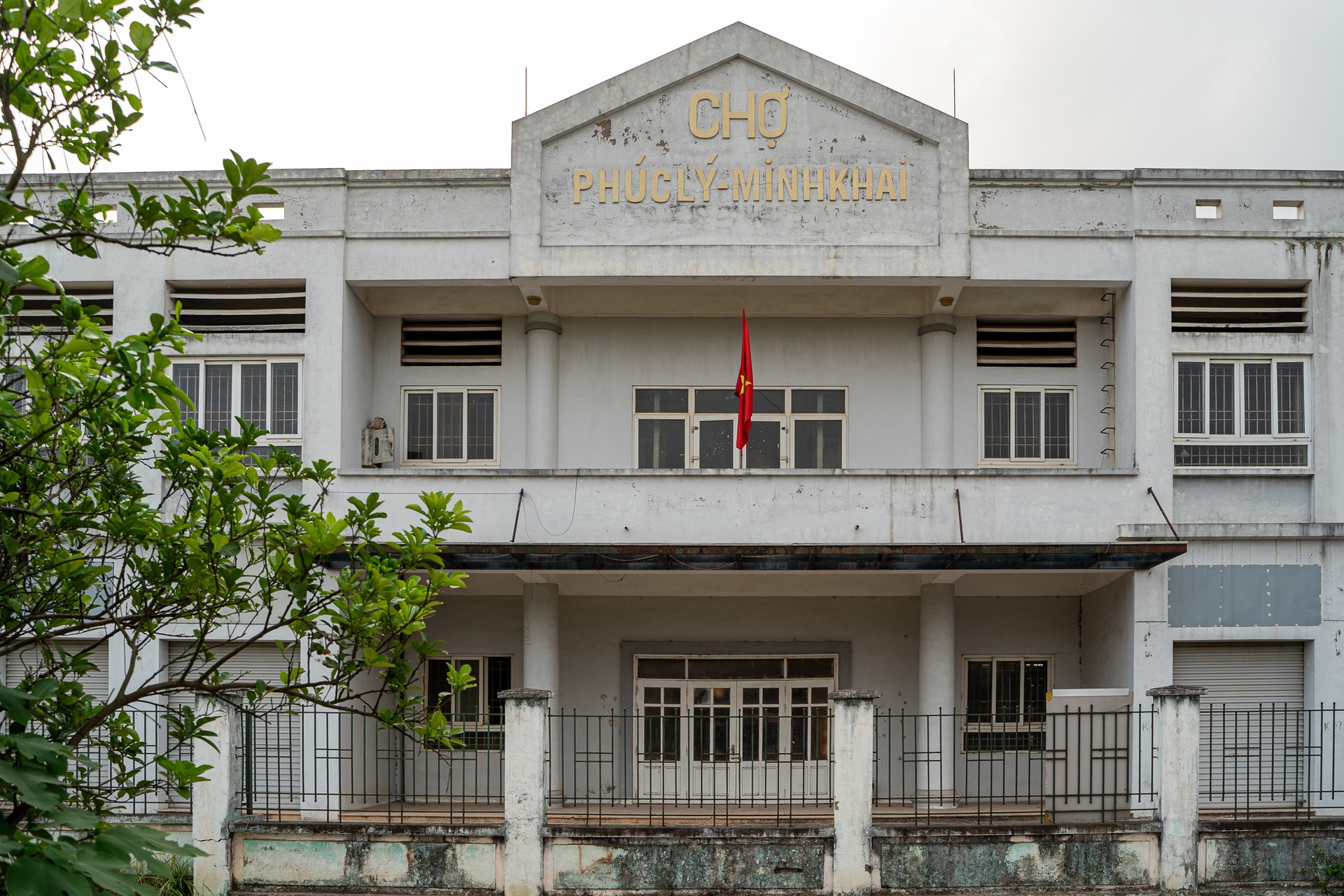 Loạt chợ tiền tỷ bỏ hoang, cây cối mọc thành rừng gây lãng phí tại Hà Nội - 3 Loạt chợ tiền tỷ bỏ hoang, cây cối mọc thành rừng gây lãng phí tại Hà Nội - 3