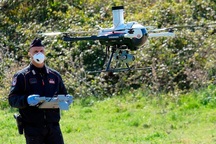 Thị trưởng ở Italia dùng máy bay do thám “lùa” người dân về nhà