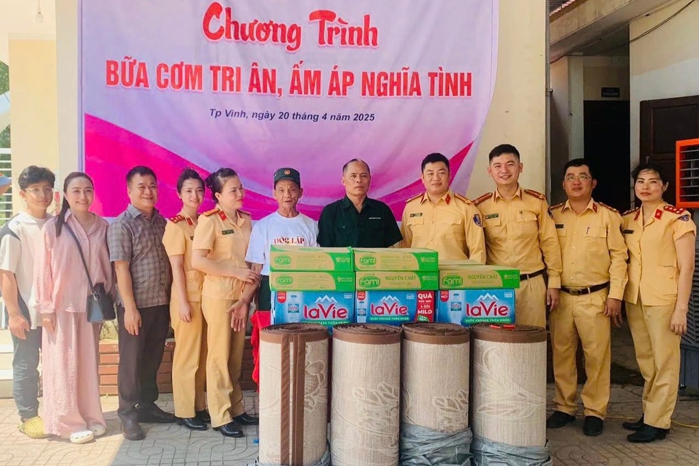 Bữa cơm tri ân của chiến sĩ CSGT với những người lính năm xưa - 1 Bữa cơm tri ân của chiến sĩ CSGT với những người lính năm xưa - 1