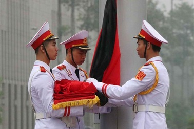 Nghi thức treo cờ rủ Lễ Quốc tang Đại tướng Lê Đức Anh