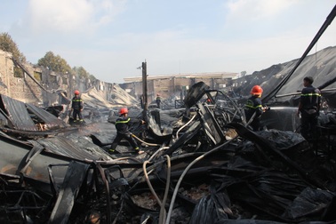 Đổ một xe thành phẩm, cả xưởng sản xuất bật lửa cháy lớn