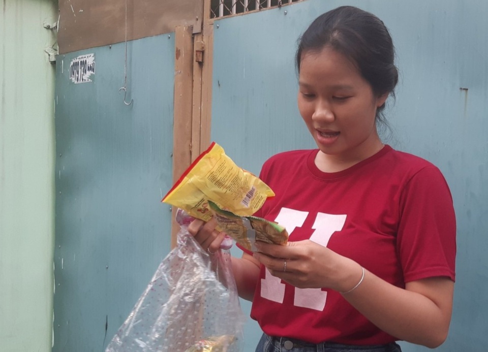 Mùa khó, sinh viên xa nhà ăn cơm 10.000 đồng, tận dụng thức ăn thừa... - 2 Mùa khó, sinh viên xa nhà ăn cơm 10.000 đồng, tận dụng thức ăn thừa... - 2
