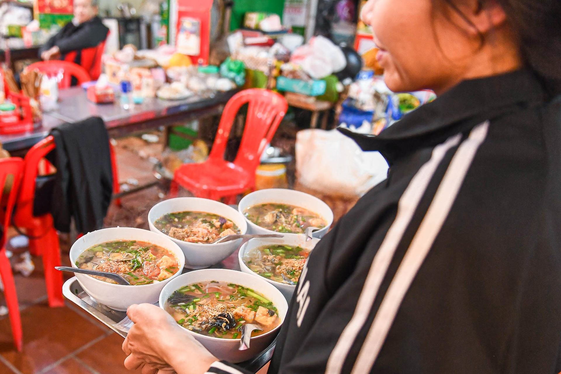 Chủ quán bún ốc Hà Nội mệt phờ vì khách xếp hàng đông tràn vỉa hè ngày Tết - 6 Chủ quán bún ốc Hà Nội mệt phờ vì khách xếp hàng đông tràn vỉa hè ngày Tết - 6