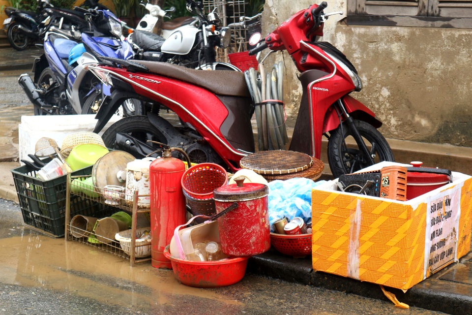 Người Hội An tất tả dọn dẹp sau trận lụt lớn - 5 Người Hội An tất tả dọn dẹp sau trận lụt lớn - 5