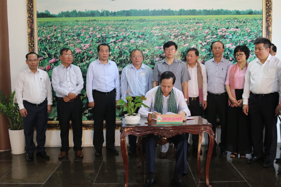 Bộ trưởng Đào Ngọc Dung: Đồng Tháp nên coi nguồn nhân lực là khâu đột phá - 9 Bộ trưởng Đào Ngọc Dung: Đồng Tháp nên coi nguồn nhân lực là khâu đột phá - 9