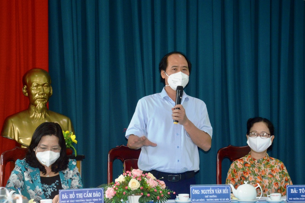 75299ecc47a4b1fae8b5.jpg Thứ trưởng Bộ LĐ-TB&XH Nguyễn Văn Hồi làm việc với lãnh đạo Sóc Trăng về việc triển khai Nghị quyết 68 của Thủ tướng Chính phủ hôm 30/8.