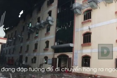 Vụ cháy kéo dài 5 ngày: Hối hả đập tường đưa máy móc, hàng hóa ra ngoài
