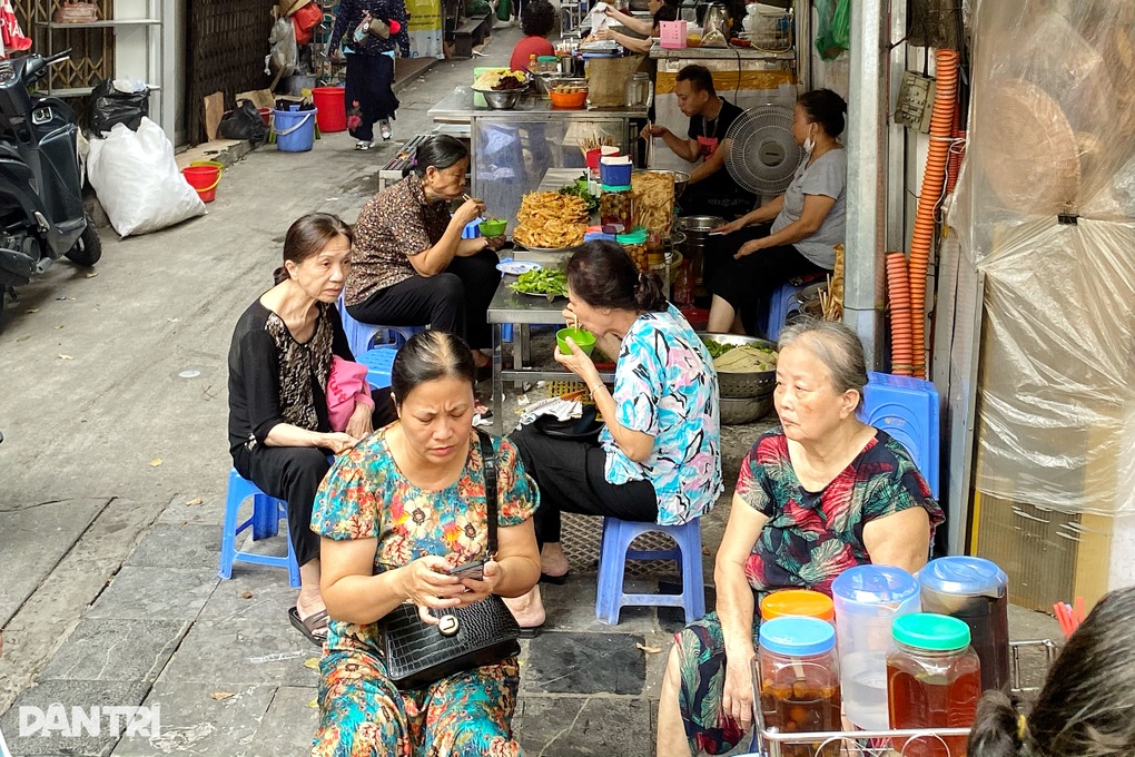 Quán bánh tôm muốn thưởng thức cần may mắn ở ngõ chợ Đồng Xuân - 1 Quán bánh tôm muốn thưởng thức cần may mắn ở ngõ chợ Đồng Xuân - 1
