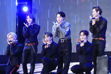 Đức Phúc cùng MCND hát "Người ơi người ở đừng về" bên hồ Hoàn Kiếm