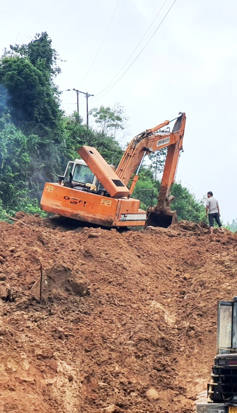 Đường Hồ Chí Minh sạt lở tại Quảng Nam, giao thông tắc nghẽn - 2 Đường Hồ Chí Minh sạt lở tại Quảng Nam, giao thông tắc nghẽn - 2