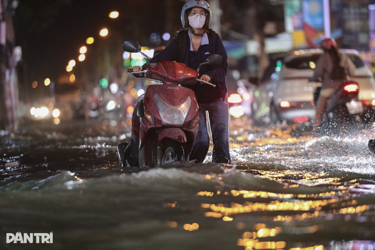 TPHCM chìm trong biển nước do triều cường: Người dân chật vật di chuyển