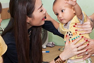 Quế Vân trao quà cho trẻ kém may mắn