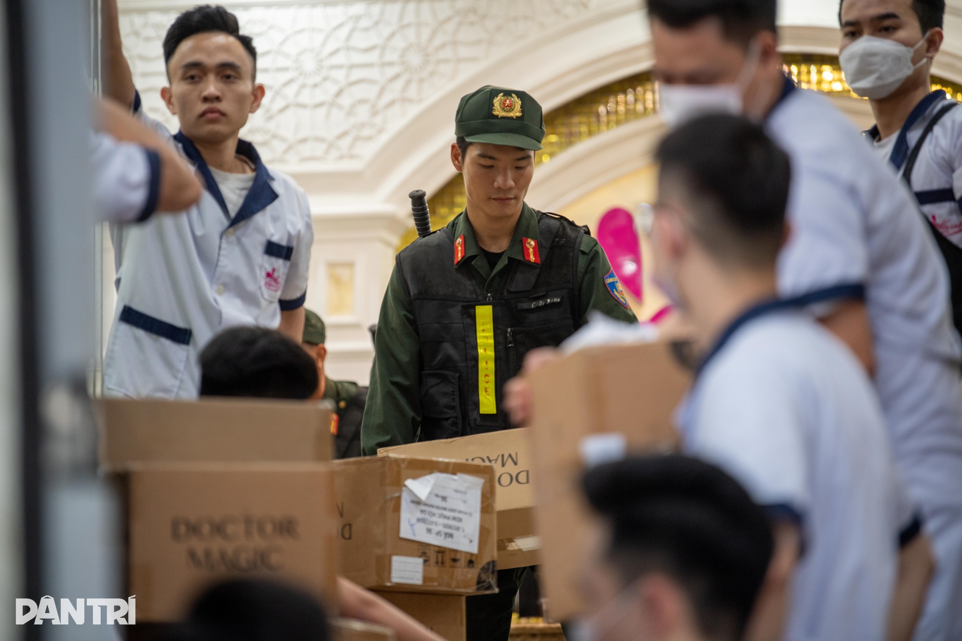 Cảnh sát chuyển hàng trăm thùng đồ rời Mailisa Hà Nội sau 7 tiếng làm việc - 4 Cảnh sát chuyển hàng trăm thùng đồ rời Mailisa Hà Nội sau 7 tiếng làm việc - 4