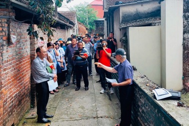 Cụ ông ở Hà Nội ngỡ ngàng vì 12m tường rào của gia đình bỗng thành "vô chủ"