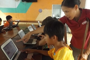 Cô gái liệt chân dạy vi tính cho trẻ mồ côi