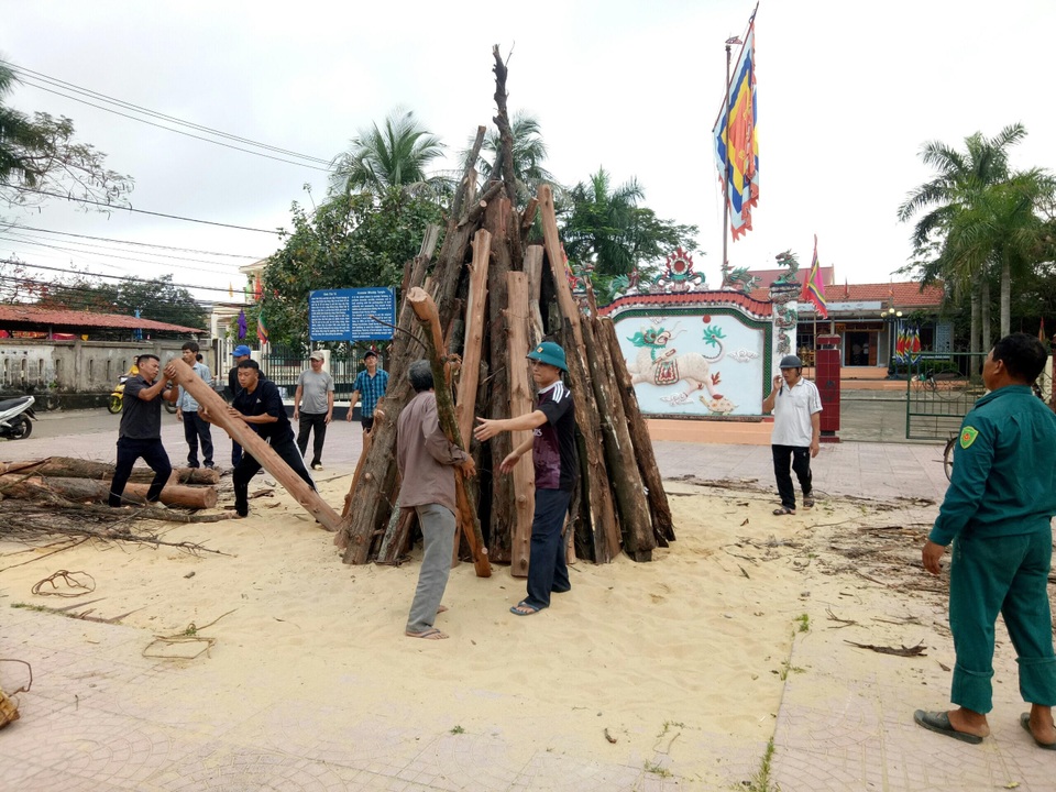 Độc đáo lễ rước lửa đêm giao thừa của người dân làng biển - 1 Độc đáo lễ rước lửa đêm giao thừa của người dân làng biển - 1