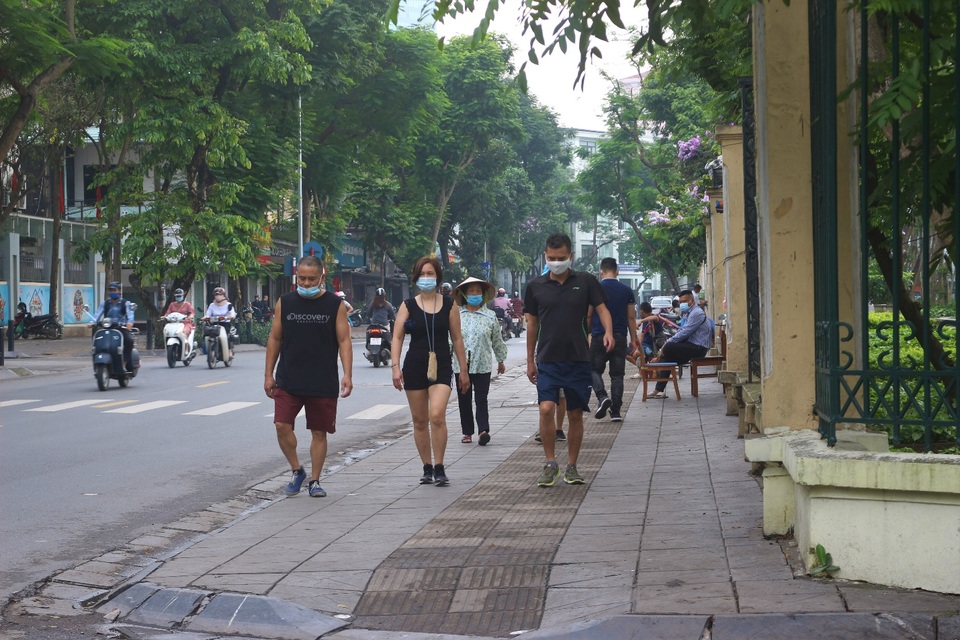 Hà Nội: Công viên đóng cửa, người dân đổ ra vỉa hè tập thể dục - 8 Hà Nội: Công viên đóng cửa, người dân đổ ra vỉa hè tập thể dục - 8