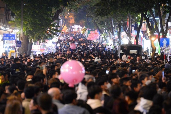 Dòng người đông đúc tại quảng trường Đông kinh Nghĩa Thục.