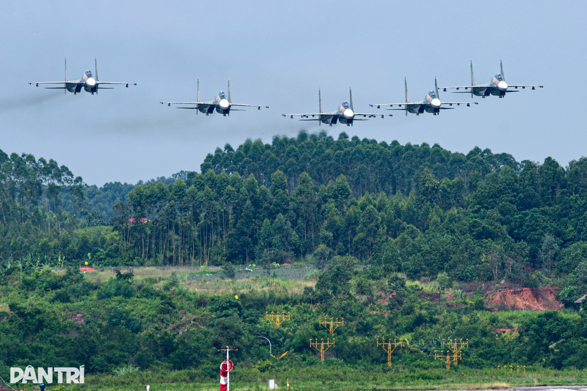 Đội hình mũi tên 5 tiêm kích SU-30MK2 đầy uy lực chuẩn bị cho đại lễ A80 - 6 Đội hình mũi tên 5 tiêm kích SU-30MK2 đầy uy lực chuẩn bị cho đại lễ A80 - 6