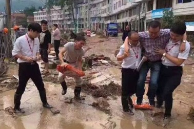 Trung Quốc sa thải quan chức vì được khiêng qua chỗ lội