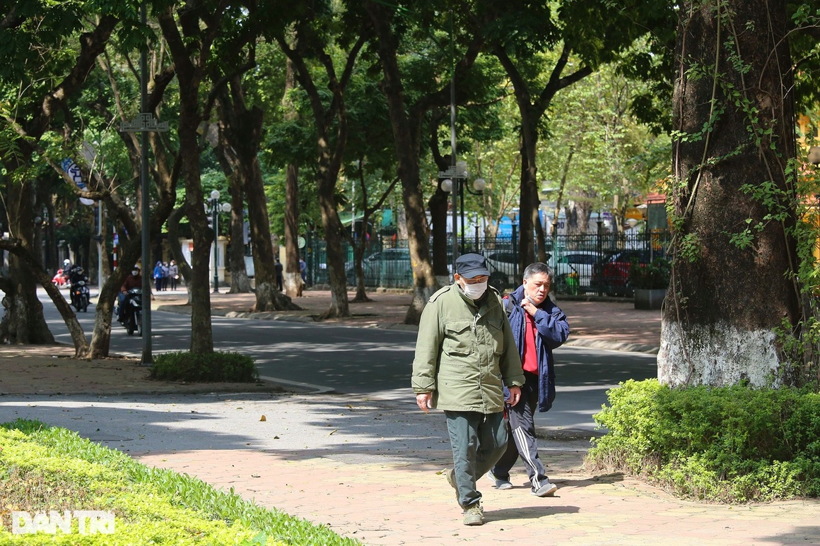 Nắng ấm trong nhiều ngày, người dân Thủ đô dạo phố tận hưởng thời tiết đẹp - 12 Nắng ấm trong nhiều ngày, người dân Thủ đô dạo phố tận hưởng thời tiết đẹp - 12