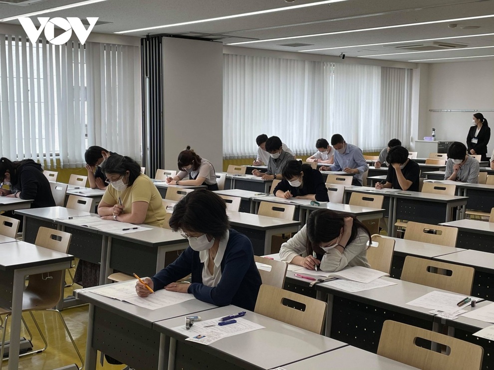 Thầy giáo người Nhật Bản 80 tuổi thi năng lực tiếng Việt - 1 Thầy giáo người Nhật Bản 80 tuổi thi năng lực tiếng Việt - 1