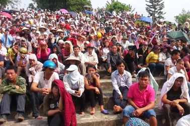 Nhân dân chăm chú nghe tòa tuyên án.