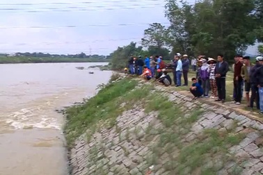 Bình Định: Vớt rác, nữ nhân viên thủy lợi bị nước lũ cuốn trôi