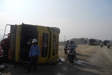 Container lật nhào, hàng trăm thùng bia "lấp" kín đường