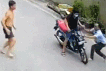 Clip "tên cướp bị vây bắt vì giật điện thoại của trẻ em" nổi bật tuần qua