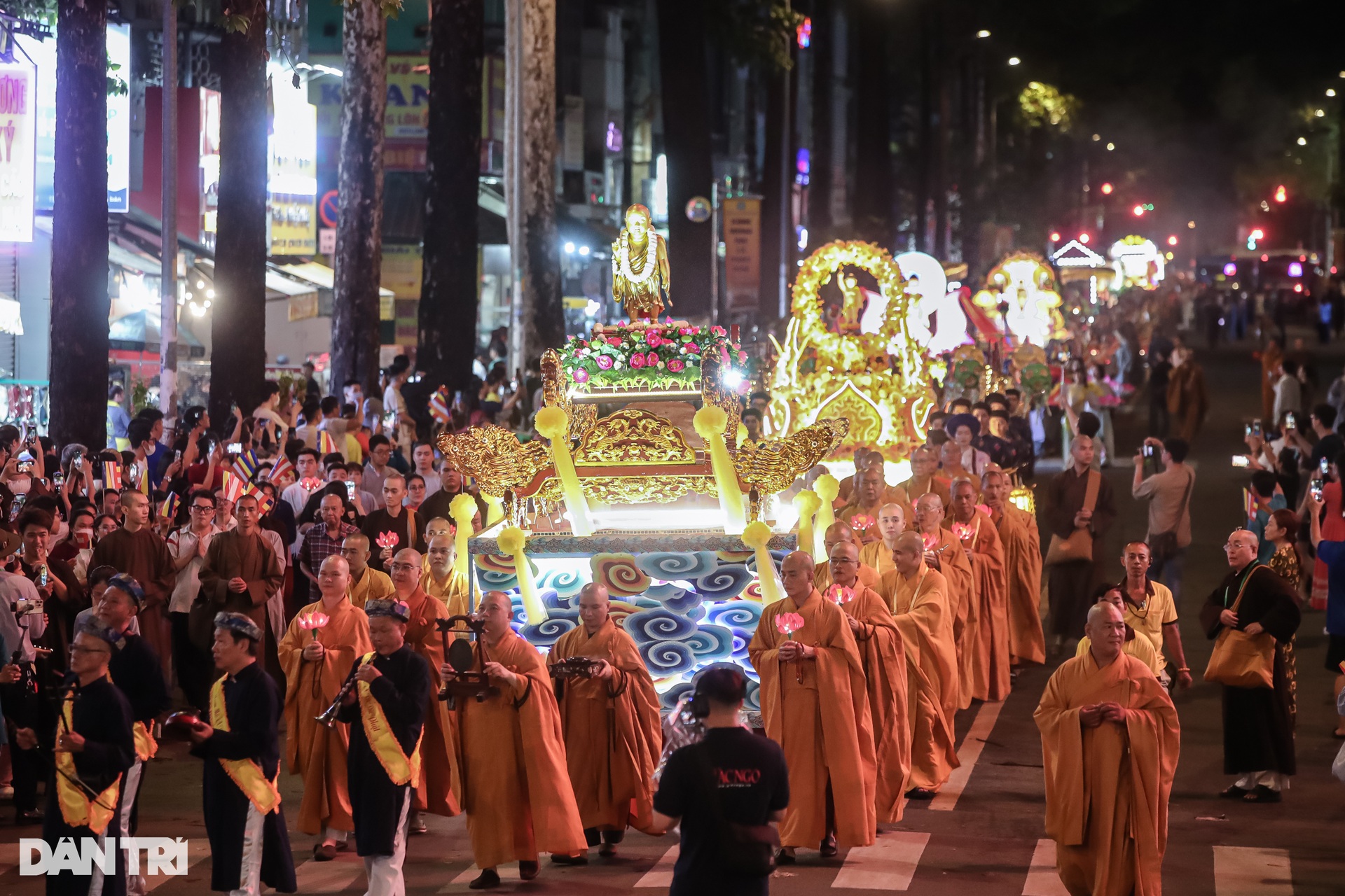 Hàng nghìn người tham gia lễ rước kiệu Phật ở TPHCM - 1