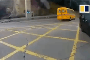 Hong Kong rúng động vụ học sinh văng khỏi xe buýt đang chạy