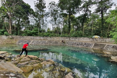 Trung úy công an lao xuống khe nước cứu nữ sinh