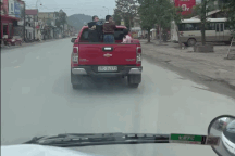 Những trường hợp nào được phép chở người trên thùng xe bán tải?